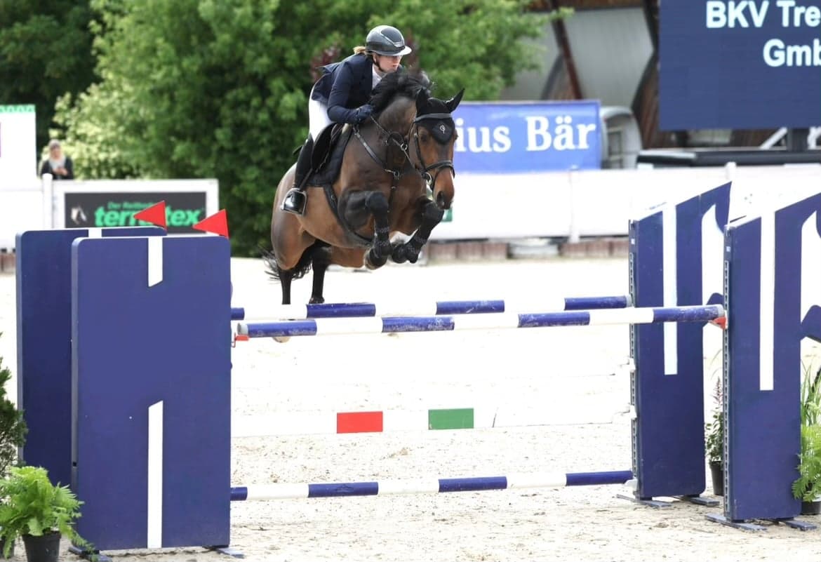 Victoria Müller competing in show jumping